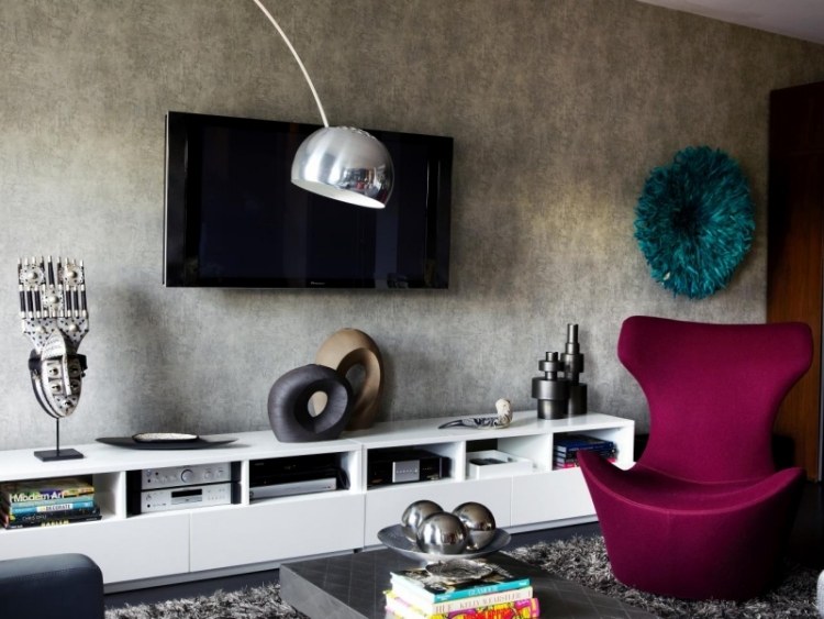 möbleringsidéer-vardagsrum-grå-modern-fåtölj-lila-dekoration-matta-lampa-tv-konsol-tv-väggfärg