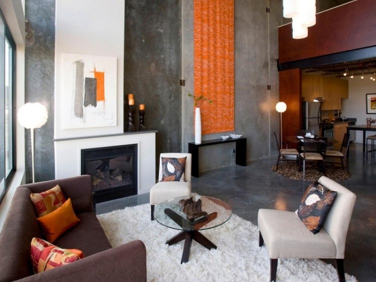 möbleringsidéer-vardagsrum-grå-orange-vit-stoppade stolar-soffa-brun-väggfärg-mörk-öppen spis-kuddar