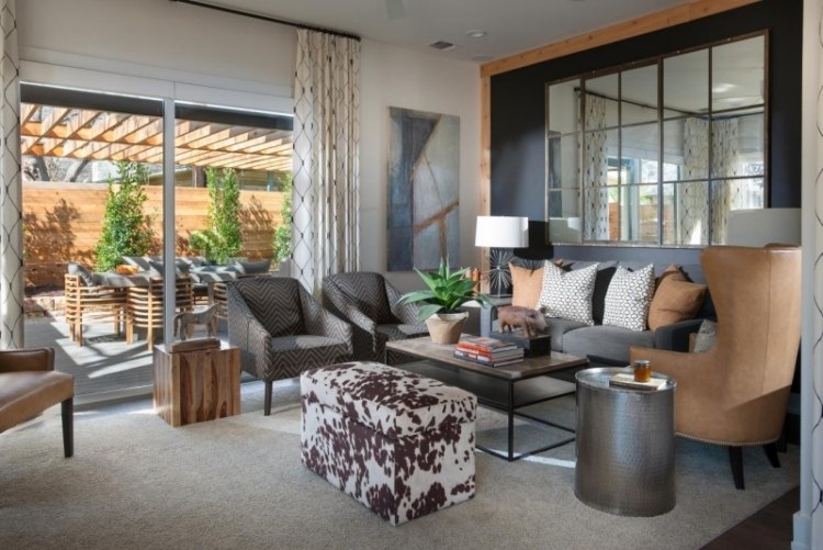 Inredningsidéer för vardagsrummet -grått-kohud-soffa-sittmöbler-stoppning-kudde-mönster-uteplats dörr-sidobord-dekoration