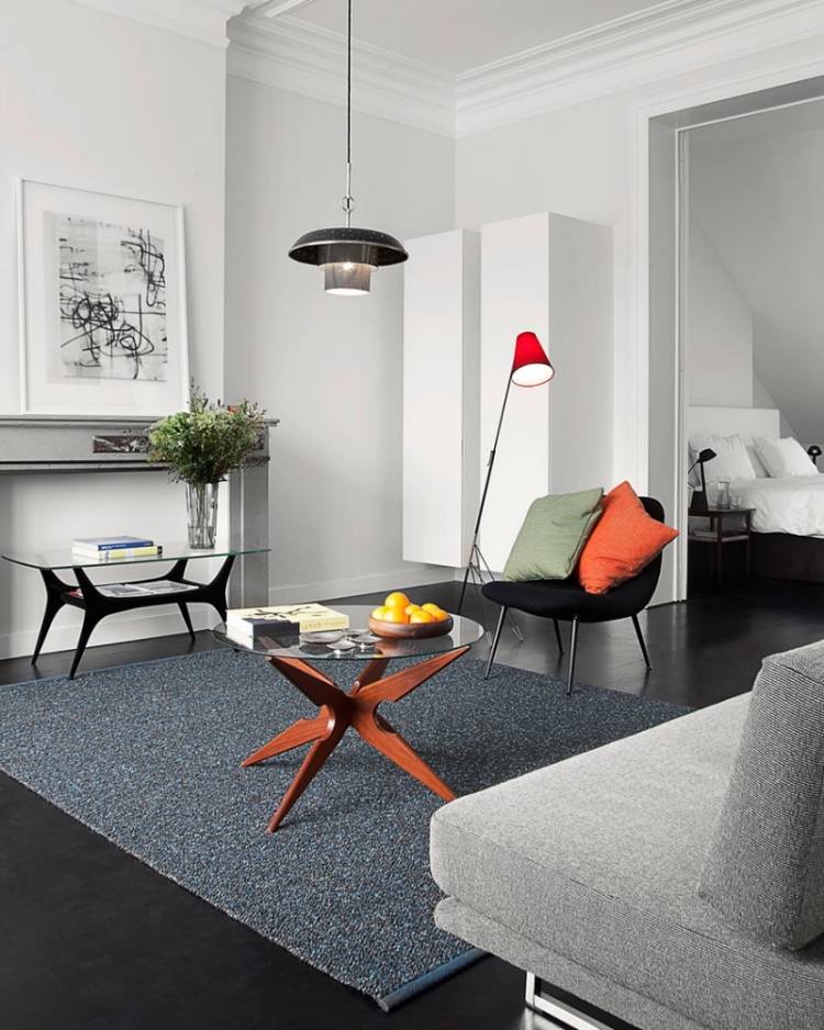 möbleringsidéer-vardagsrum-grå-matta-soffa-stoppad-stol-läslampa-orange-soffbord-glas-tallrik-vägg-färg-vit-bildhängande lampa