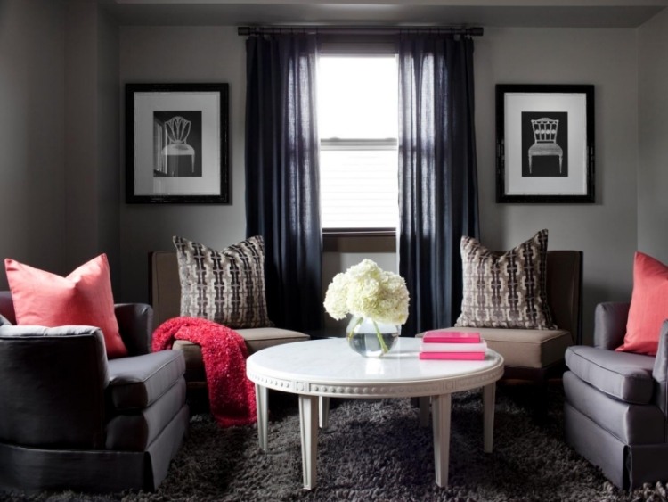 möbleringsidéer-vardagsrum-grå-matta-mjuka stoppade möbler-soffbord-kuddar-röda-bilder-svart-vit