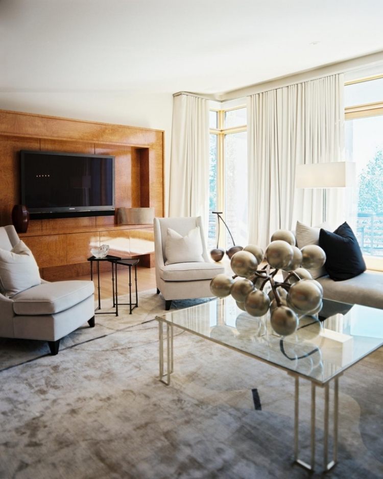 Inredningsidéer för vardagsrummet -grå-tv-vägg-brun-stoppade möbler-soffbord-metall-glas-dekoration-boll-objekt-nästa bord-gardiner