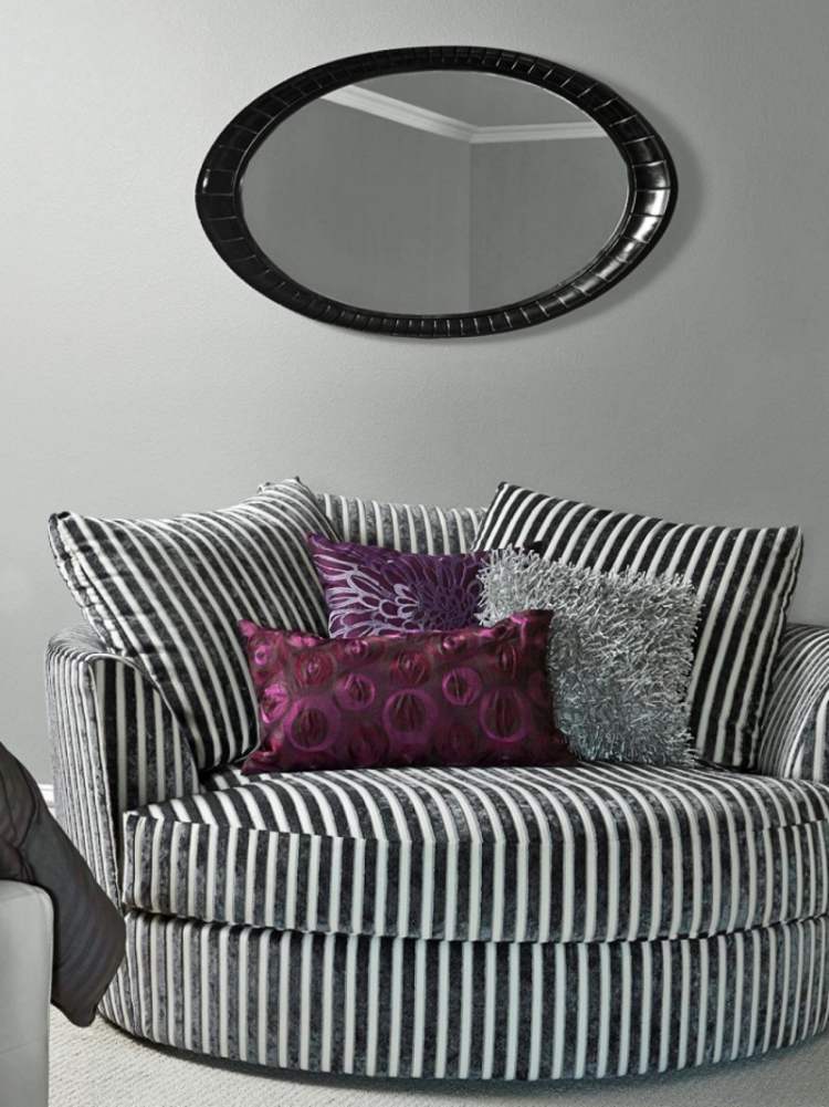 inredningsidéer-vardagsrum-grå-vägg-färg-soffa-ränder-svart-vit-spegel-oval-kuddar-lila-mattgolv