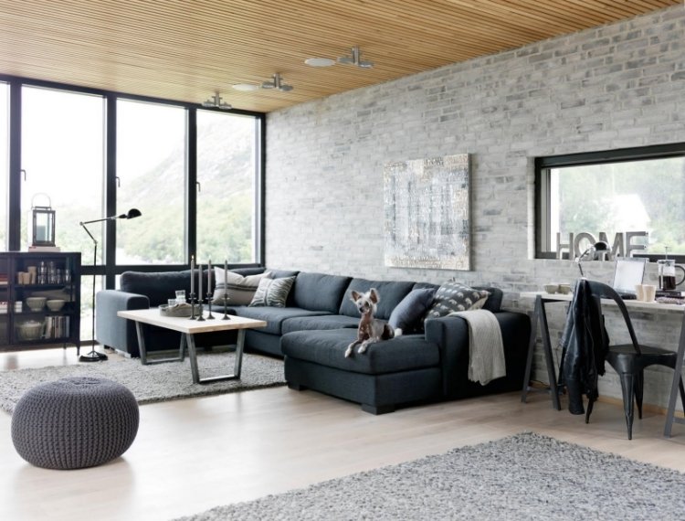 möbleringsidéer-vardagsrum-grå-tegel-vägg-hörn-soffa-hond-modern-fönster-vägg-deco-kuddar