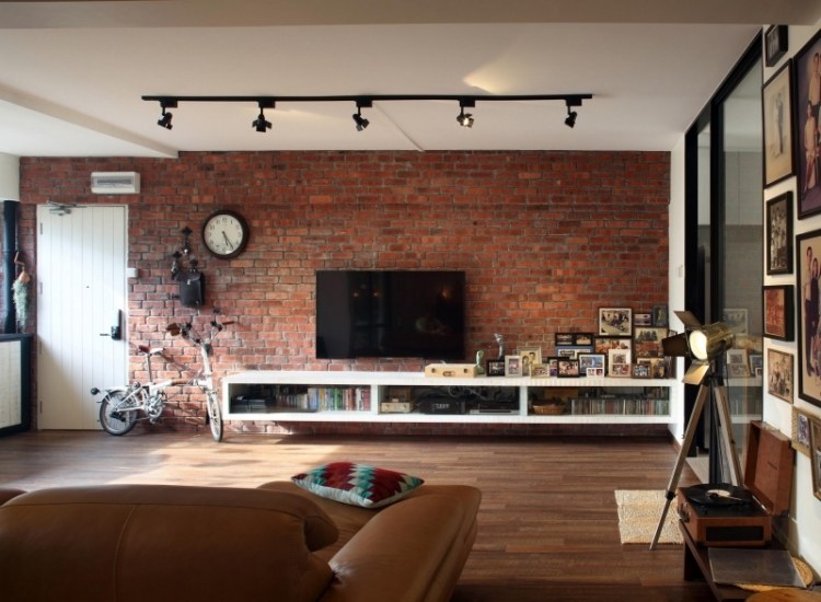 Inredningsidéer för vardagsrummet -brunt-loft-industriell design-läder soffa-tv-konsol-vit-parkett-golv-bilder-cykel-tak-ljus-tv