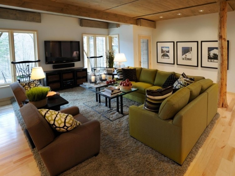 möbleringsidéer-vardagsrum-brun-grön-bilder-matta-hörnsoffa-soffa-klädsel-trätak-parkettgolv-tv-vägg-fönster-soffbord