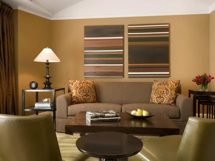 möbleringsidéer-vardagsrum-brun-grönt-läder-soffa-kuddar-prydnader-bilder-ränder-soffbord-bord-lampa-vas-blommor