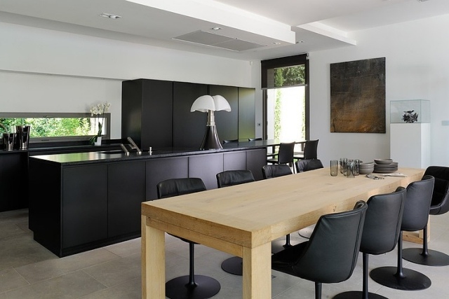 Ät-i-kök-med-matsal-plats-matbord-gjort-av-trä-svarta-stolar-ö