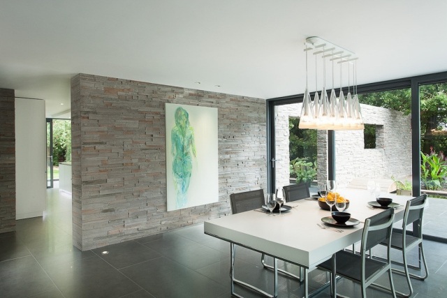 Inredning-matsal-minimalistisk-skapar-kontraster-väggkonst