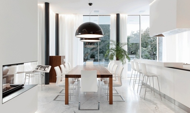 I mitten av rummet-bord-plats-minimalistisk-vit-flera-ljus-källor-matsal