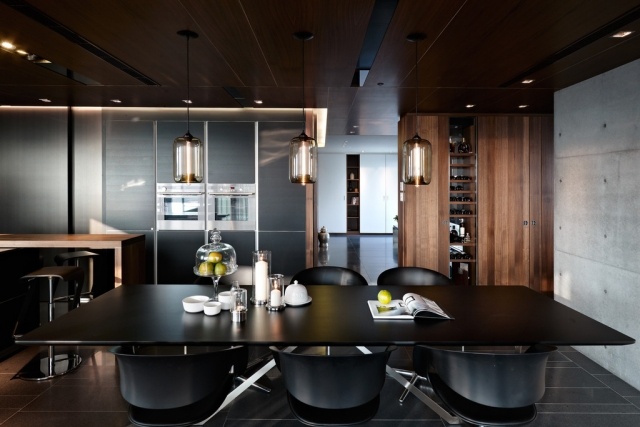 Idéer-matsal-möbler-dramatisk-svart-fåtölj-garderob-mörkt-lackat trä