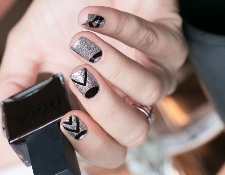 nagel-bilder-2016-glitter-nagellack-svart-ränder
