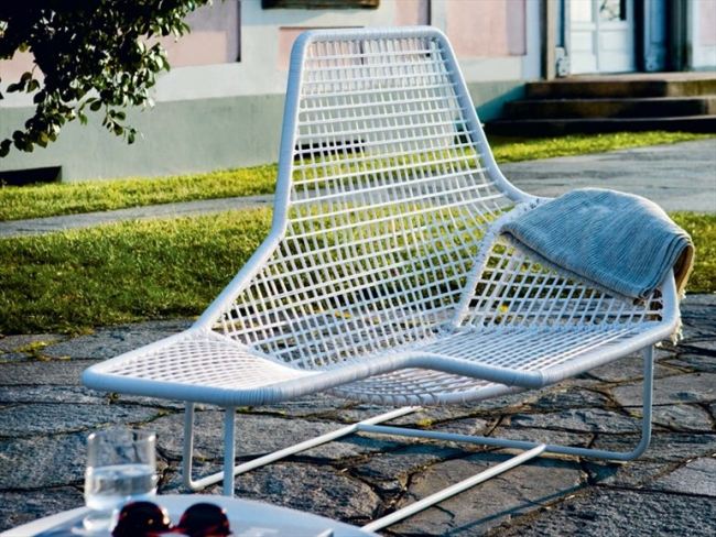 Zanotta Lama stålsäng vit asymmetrisk design
