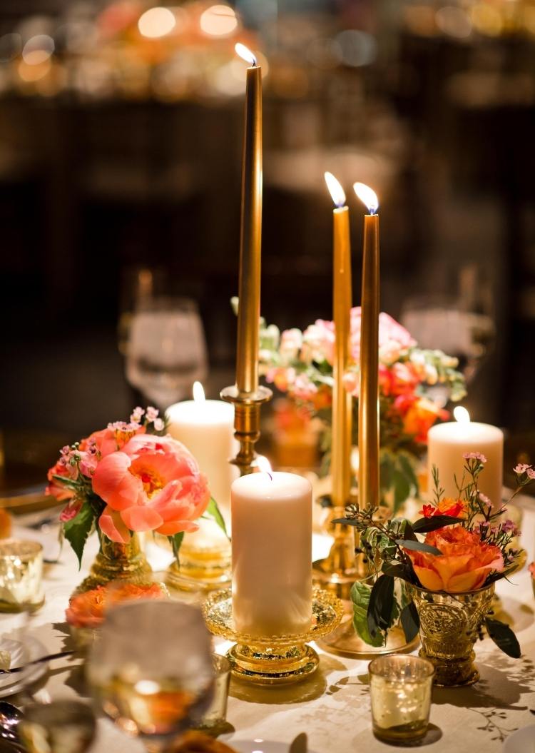 höst-bord-dekoration-idéer-ljus-guldpläterade-blommor-glittrande-levande ljus