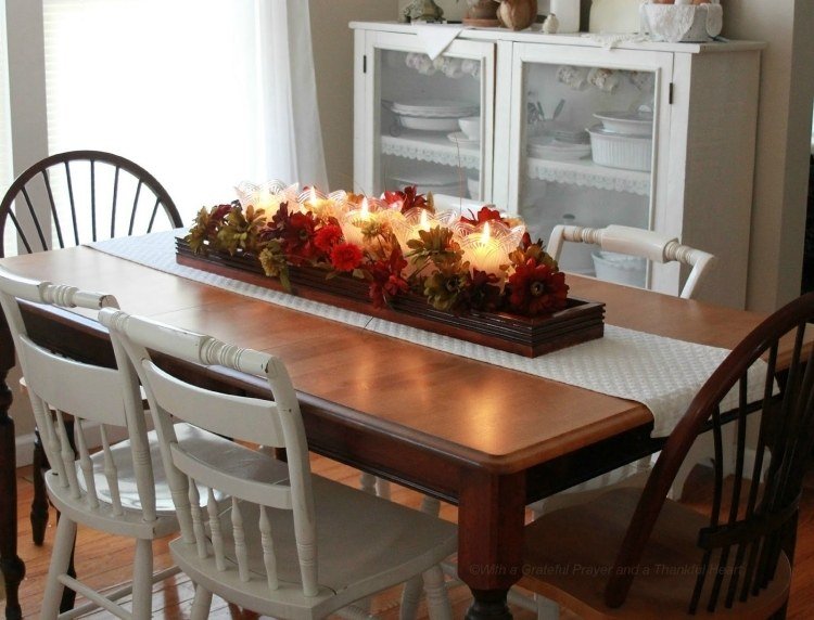 höst-bord-dekoration-idéer-ljus-vit-lantlig stil-rustika-blommor-torra