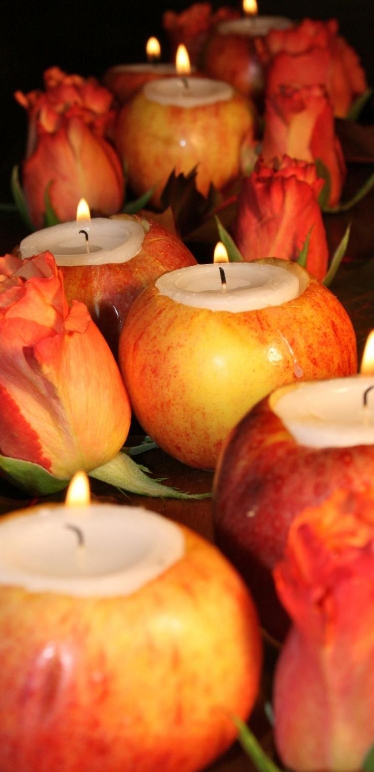 höst-bord-dekoration-idéer-ljus-äpplen-ihåliga-ut-ros-blommor