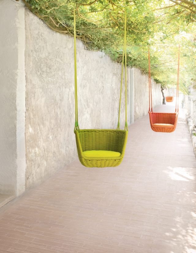 Flätade trädgårdsmöbler-färgglada hängande stolar utemöbler