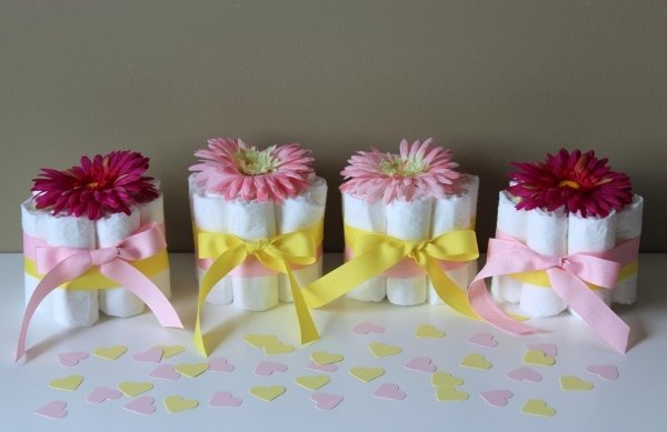 baby shower-gåvor-dekoration-blöja-kakor-gerbera-blommor