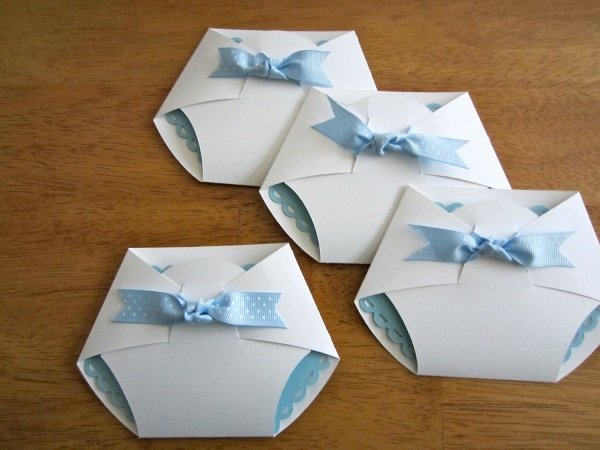 Förslag-baby shower-inbjudningar-blöja-form-pojke-blå
