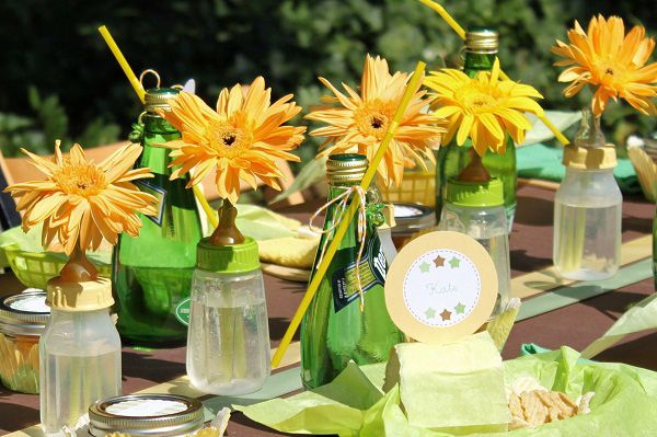 utomhus-baby-shower-gul-gerbera-blommor-baby-flaska-vaser