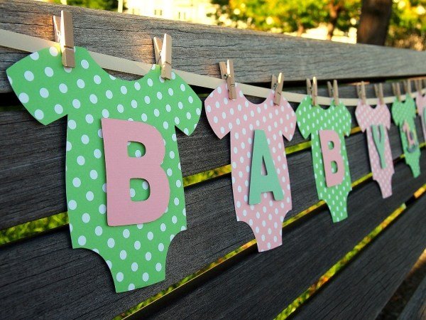 utomhus baby shower dekoration krans romper bokstäver