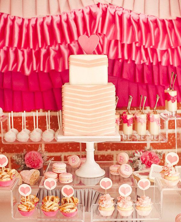 idéer-baby-shower-girl-cake-pink-white-cupcakes-maccarons