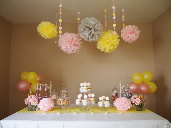 baby-party-dekoration-tjejer-rosa-gula-pompoms-cupcakes