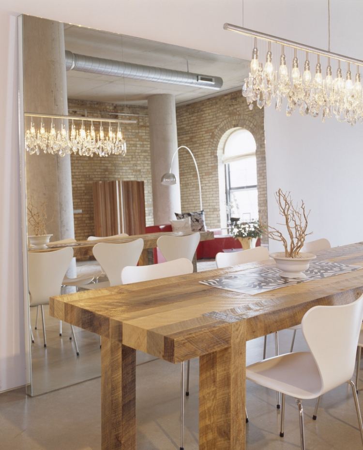 matsal-möbler-design-modern-matbord-trä-spegel-vägg-ljuskrona-stolar-plast