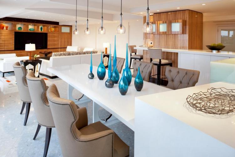 matsal-möbler-design-modern-neutral-färger-stoppade-stolar-vaser-glas-blå
