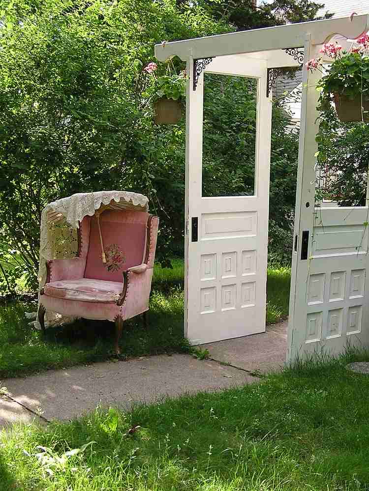 idéer-trädgård-dekoration-gamla-dörrar-pergola-vintage-fåtöljer-rosa-klädsel