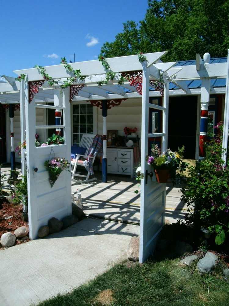 idéer-trädgård-dekoration-gamla-dörrar-pergola-klätterväxter