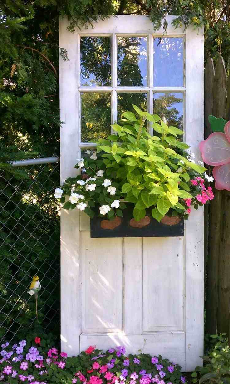 idéer-trädgård-dekoration-gamla-dörrar-glas-fyllning-blomma-lådor