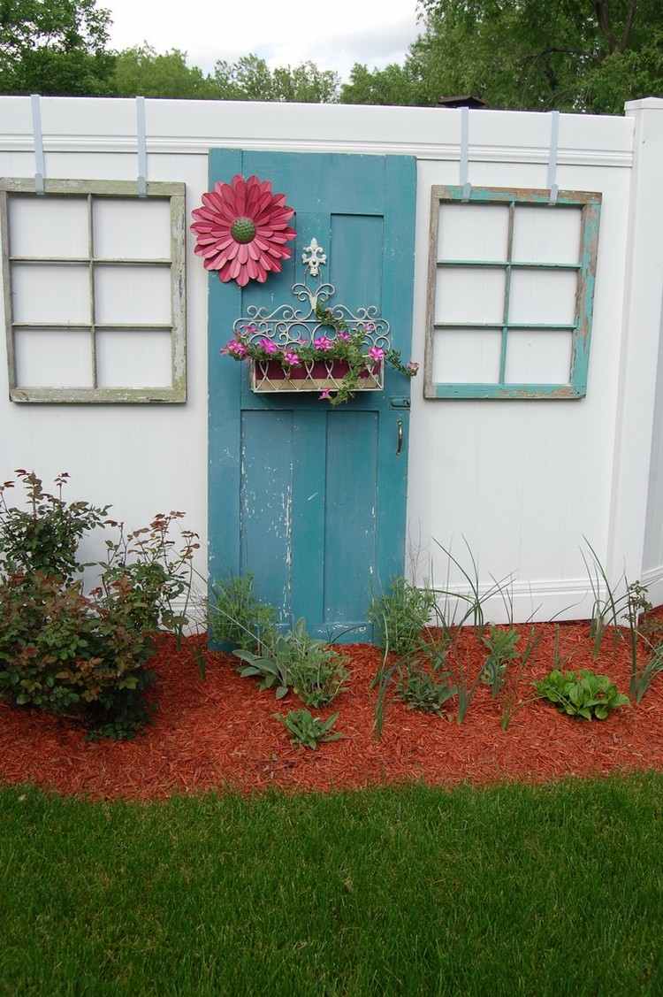 idéer-trädgård-dekoration-gamla-dörrar-sekretess-skydd-trädgård-staket-dekoration-smidesjärn-blomlåda