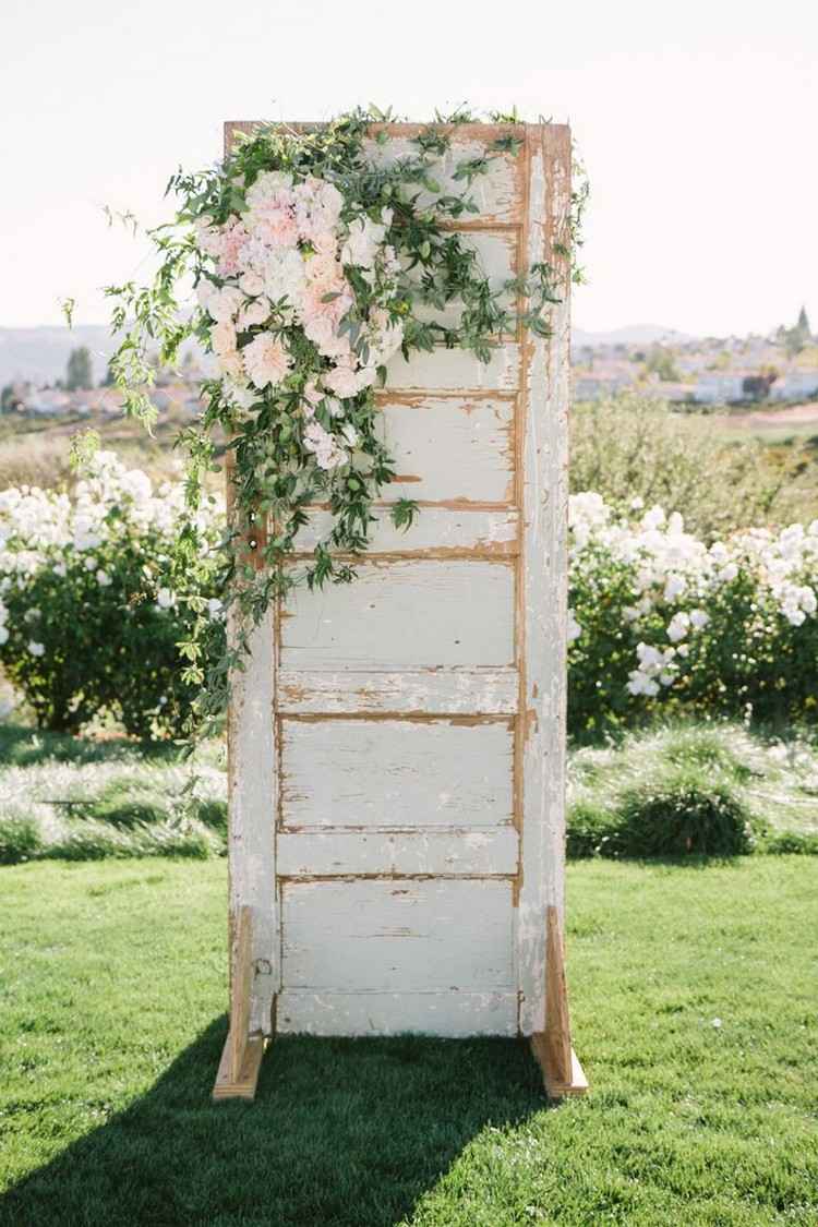 idéer-trädgård-dekoration-gamla-dörrar-rustika-bröllop-dekoration-blommiga dekorationer