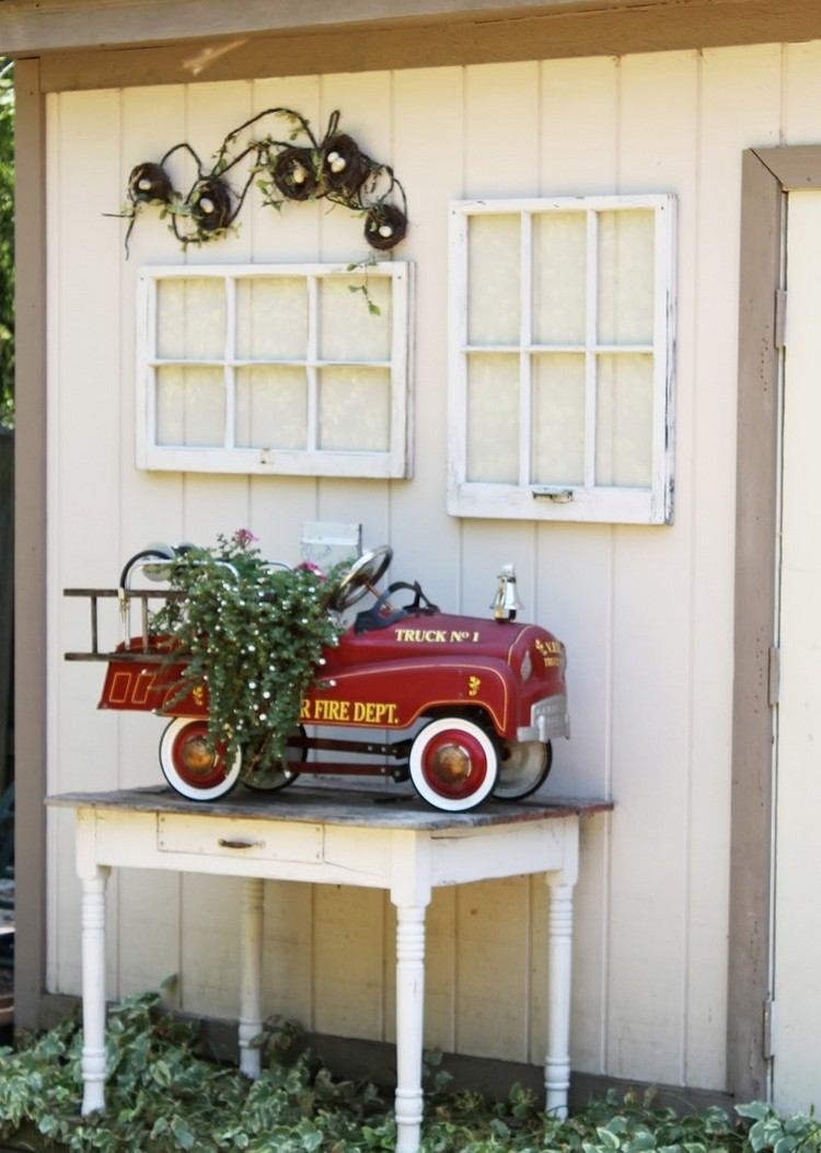 idéer-trädgård-dekoration-gamla-fönster-barn-brand-motor-planter