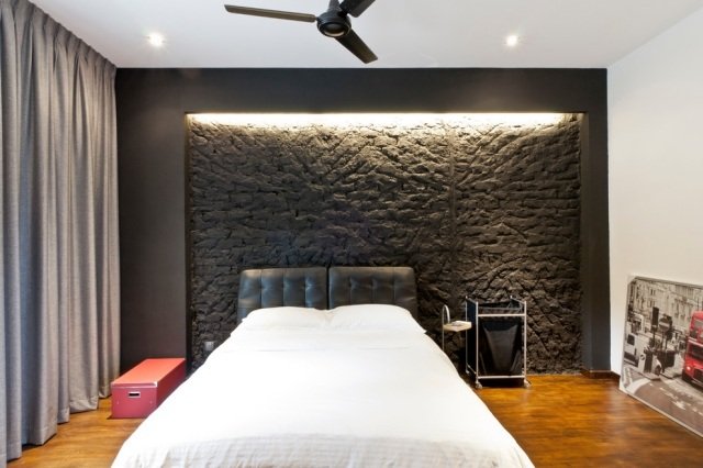 indirekt-belysning-sovrum-svart-accent vägg-sten-textur