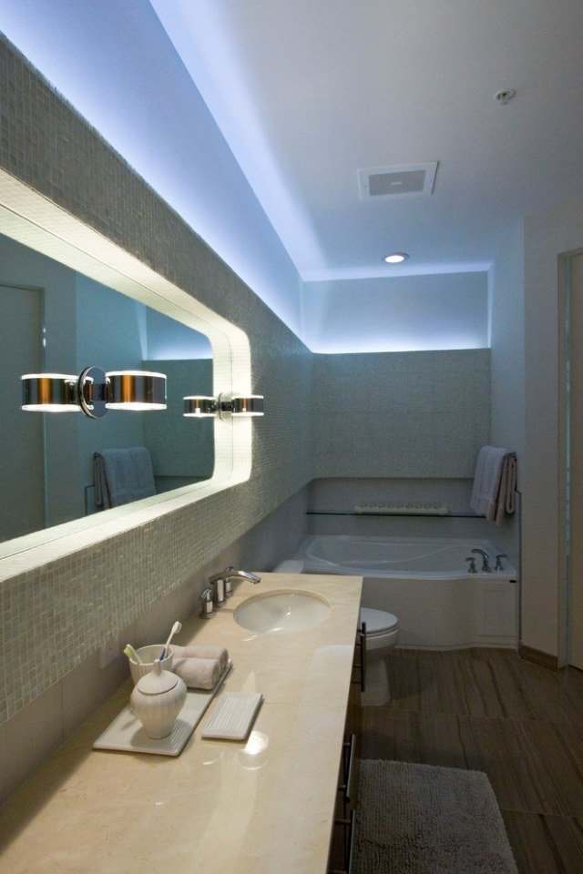 indirekt-belysning-badrum-vägg-blå-ljus-spegel