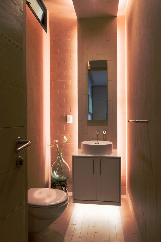 indirekt belysning-badrum-paneler-speglar-mjukt ljus
