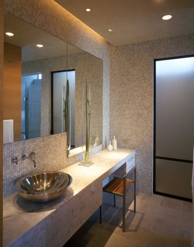 indirekt-belysning-badrum-tak-vägg-mosaik-kakel-grå