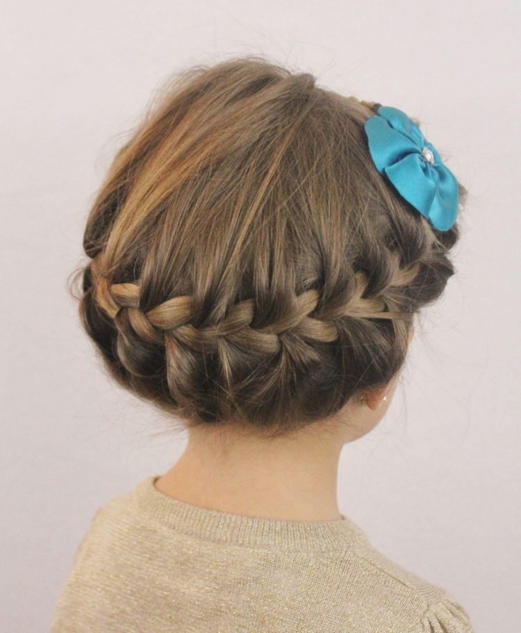 tjej-frisyrer-kreativt-hår-tillsammans-updo-flätat-hår-blomma