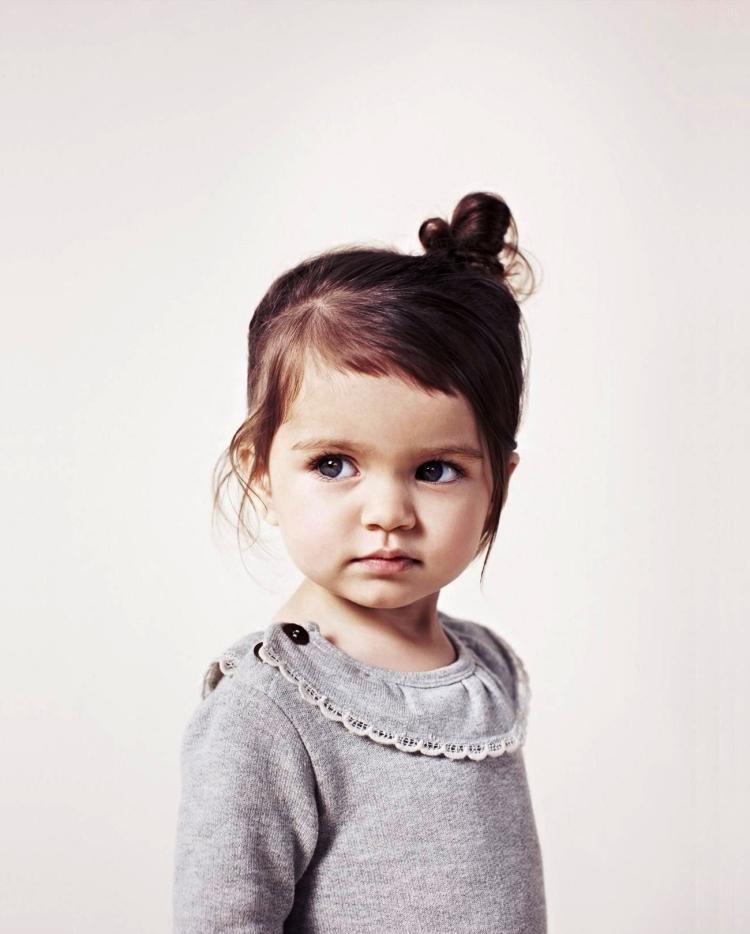 tjej-frisyrer-kreativa-i sidled-små-barn-pigtail-blus-grå