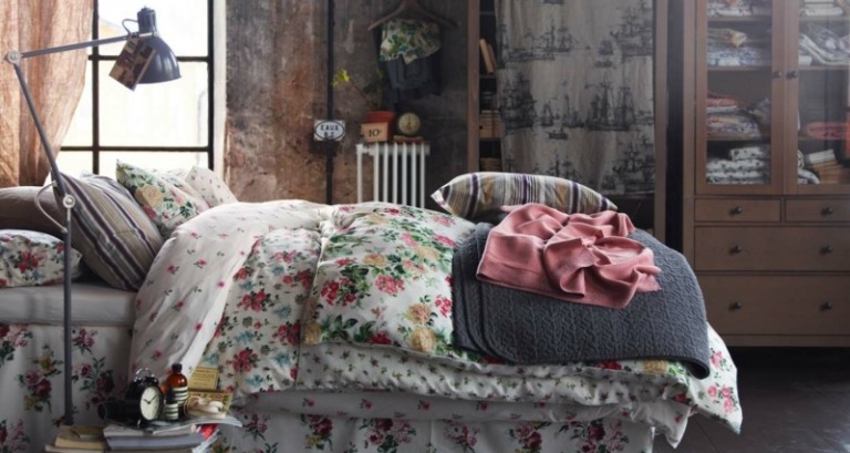 sovrum idéer shabby mörkt trä säng blommotiv golvlampa