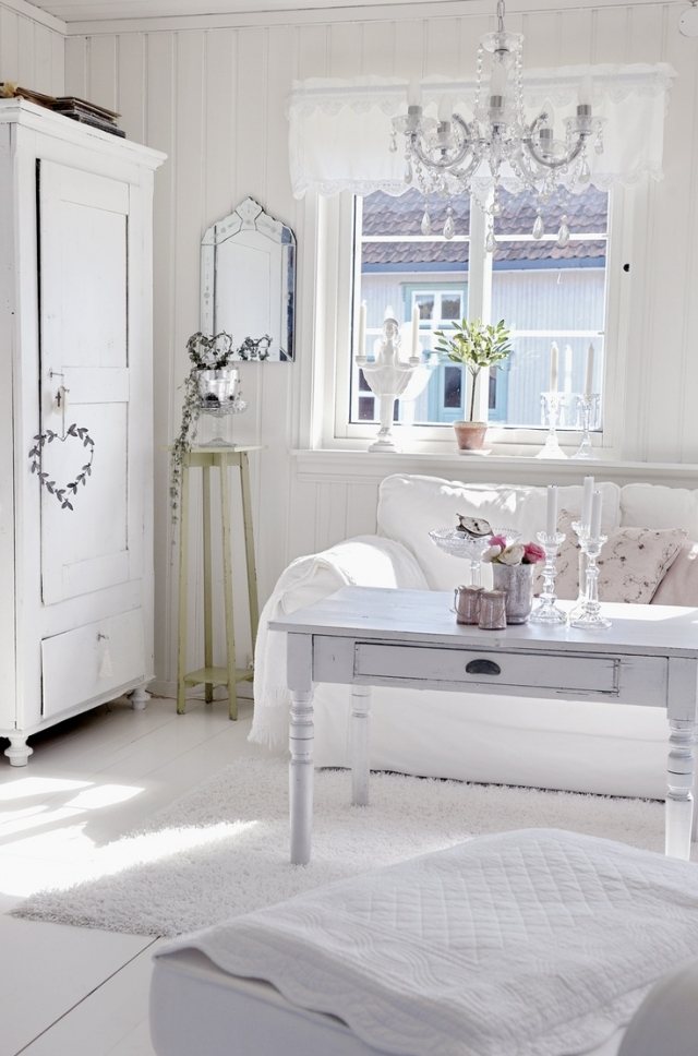 Sovrumsidéer design-shabby-chic-vita-möbler-ljuskronor