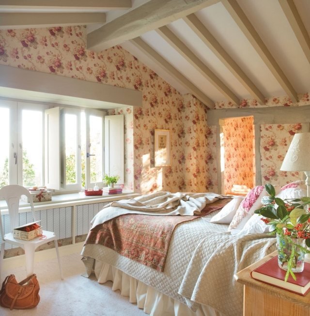 Sovrumsideer sluttande tak -design-shabby-chic-mönster tapet-rosor