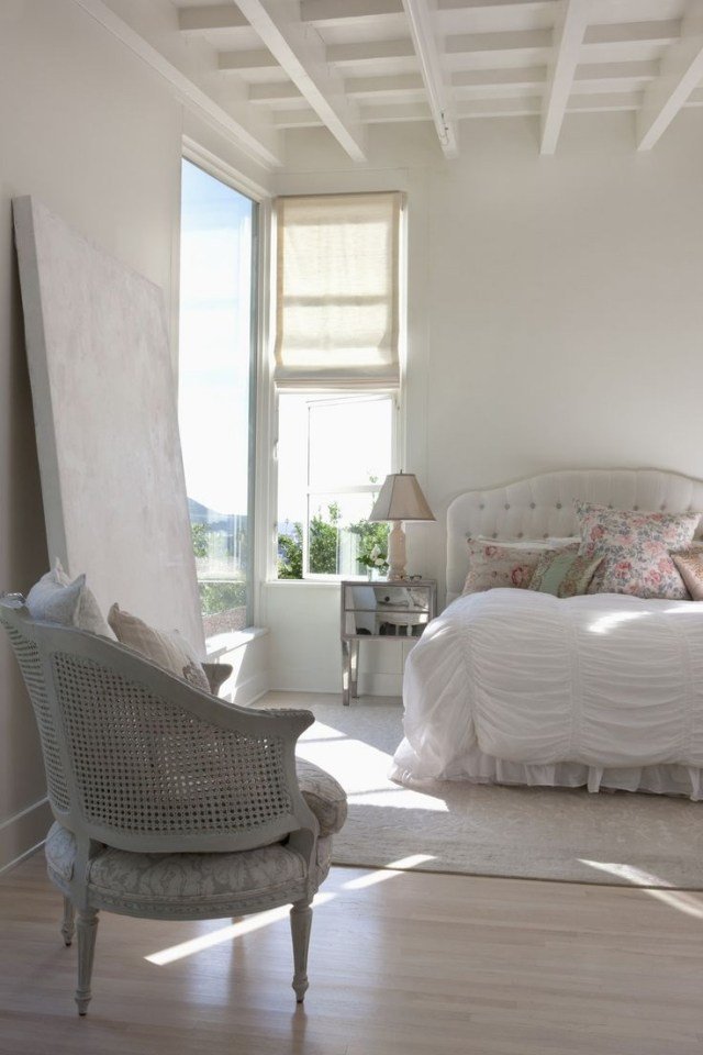 sovrum-idéer-design-shabby-chic-vit-möbler-takhöjd