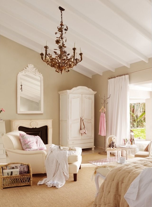sovrum-idéer-design-shabby-chic-sluttande tak-vintage-ljuskrona