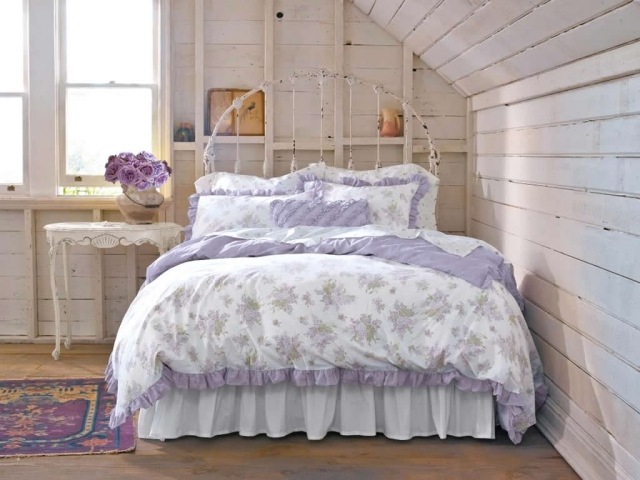sovrum-loft-design-shabby-chic-lila-vit-metall-sängram