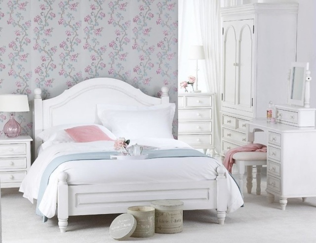 sovrum-shabby-chic-vita-möbler-blommönster-tapeter
