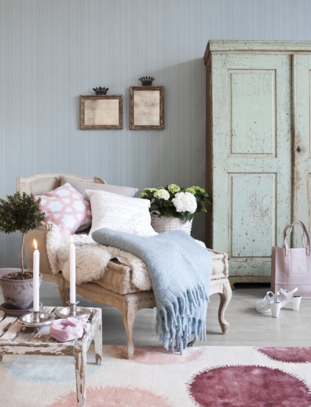 sovrum-shabby-chic-recamierre-kuddar-möbler-skalade-off-färg