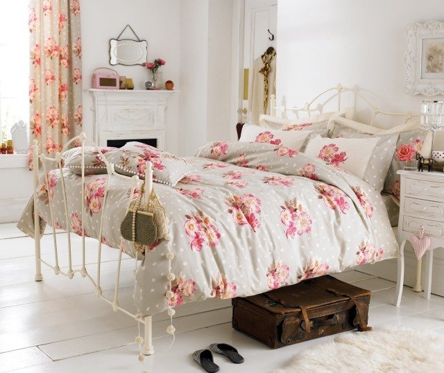 sovrum-shabby-chic-metall-sängram-sängkläder-gardiner-blommönster